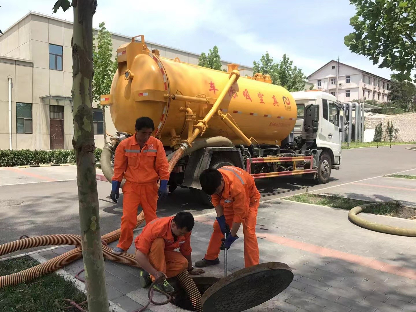 乌坡镇管道疏通车停在窨井附近