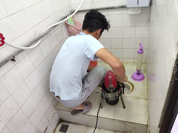 乌坡镇管道堵塞冒臭气 专业师傅现场解决问题