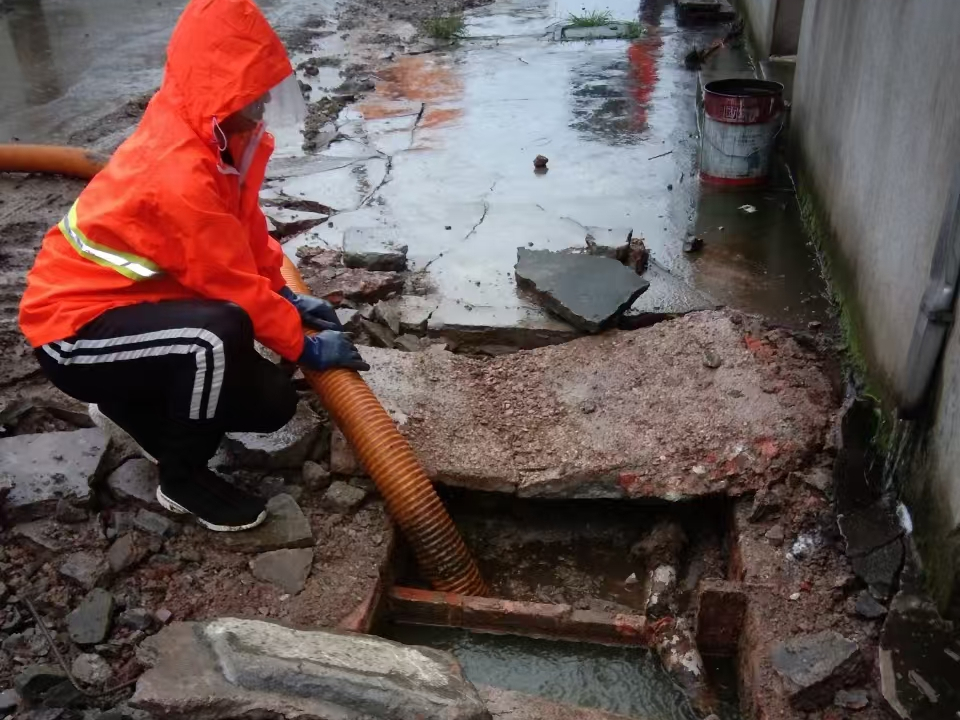 乌坡镇专业清理污水池 炜誉市政以规范流程守护城市 “肠道”